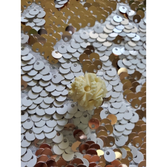 Vintage Jewelry - Carved pendant